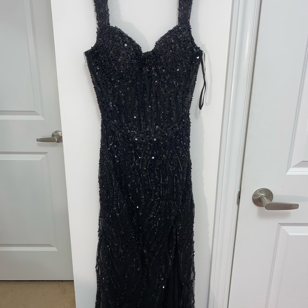 Elegant Black Beaded Evening Dress - Picture 2 of 5